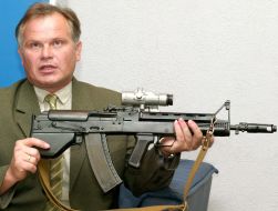 Aleksandr Selyukov demonstrates the first Ukrainian machine gun ”Vepr”