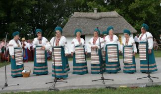 Participants of the Sorochynska fair sing