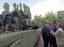 На завод имени В. А. Малышева