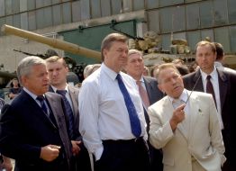 На завод имени В. А. Малышева