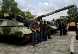 На завод имени В. А. Малышева