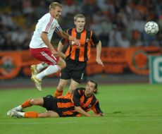 Гравці ФК «Шахтар» борються за м’яч із гравцями ФК «Зальцбург»