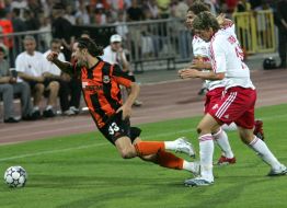 Гравці ФК «Шахтар» борються за м’яч із гравцями ФК «Зальцбург»