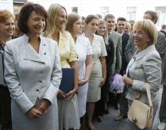 Katerina Yushchenko and students of the 1-st course of the University of the National Bank of Ukraine