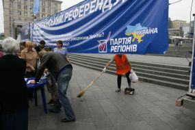 Акция Партии регионов по сбору подписей за проведение всеукраинского референдума