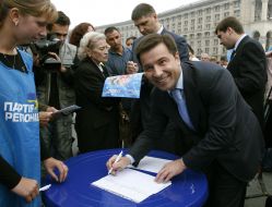 Акция Партии регионов по сбору подписей за проведение всеукраинского референдума