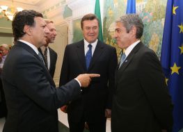 Jose Manuel Barrosu, Viktor Yanukovich and Jose Socrates