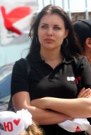 Девушка слушает выступление Юлии Тимошенко