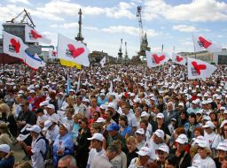 Сторонники БЮТ слушают выступление Юлии Тимошенко