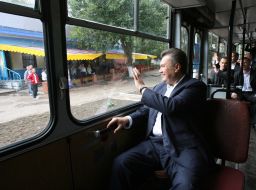 Виктор Янукович в троллейбусе