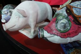 Гіпсові скульптури свиней