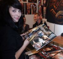 Девушка с журналом