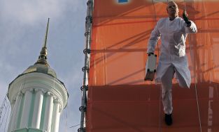 Performance of Jochen Schweizer’s troupe