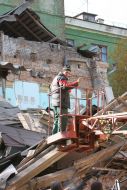 Рабочий возле обрушившейся школьной пристройки