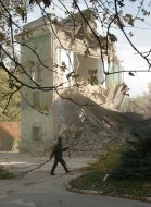 Рабочий возле обрушившейся школьной пристройки