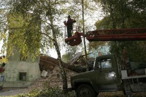 Рабочий возле обрушившейся школьной пристройки