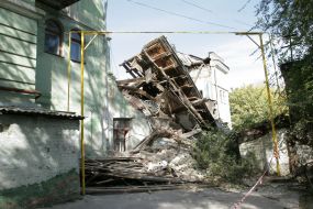 Обрушившаяся школьная пристройка