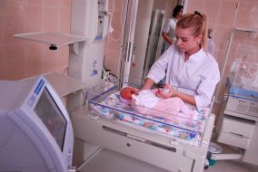 Медицинский работник с ребенком