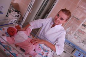 Медицинский работник с ребенком