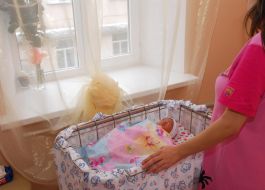 Молодая мама с ребенком