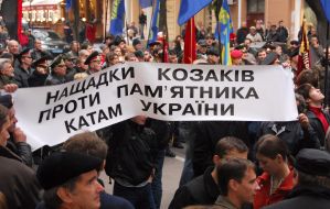 Objecting against opening of monument to Yekaterina II