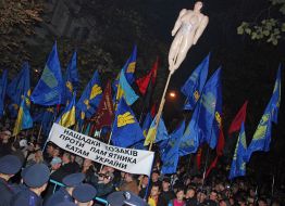 Objecting against opening of monument to Yekaterina II