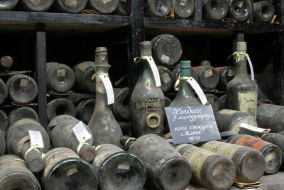 Бутылки с коньяком