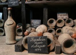 Бутылки с вином