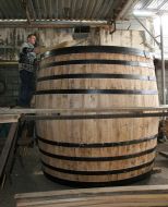 Работник бондарного цеха