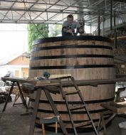 Работник бондарного цеха