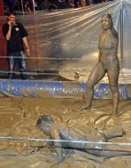 Fight without rules in dirt