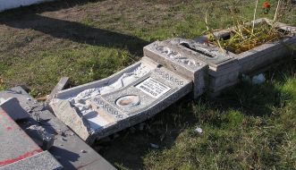 Осквернена могила