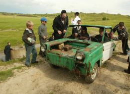 Jewish orthodoxes drive their children