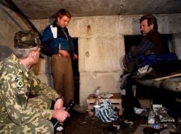 Бомжи в подвале