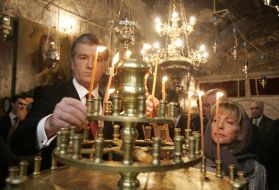 Viktor and Yekaterina Yushchenko in tomb of the Mother