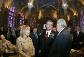 Viktor and Yekaterina Yushchenko in tomb of the Mother