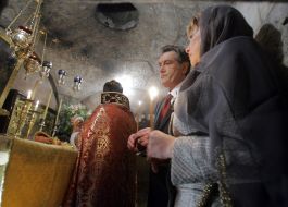 Viktor and Yekaterina Yushchenko in tomb of the Mother