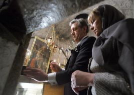 Viktor and Yekaterina Yushchenko in tomb of the Mother
