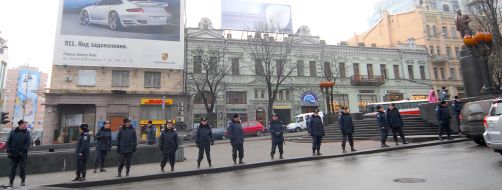Militiamen near a monument to Lenin
