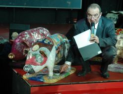 Скульптура ”свиня”