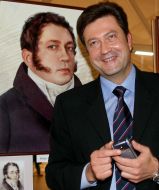 Игорь Литовченко возле своего фотопортрета