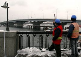 Мостостроители на новом мосту