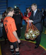 Ринат Ахметов вручает подарки