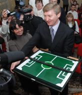 Ринат Ахметов вручает подарки