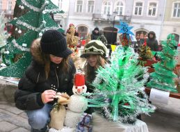 ”Save life of fir-tree!”