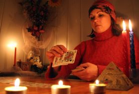 Женщина гадает на картах