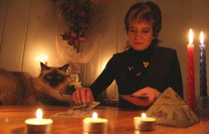 Женщина гадает на картах