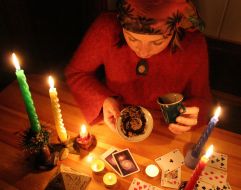 Женщина гадает на кофейной гуще