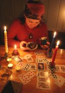 Женщина гадает на кофейной гуще