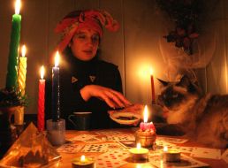 Женщина гадает на кофейной гуще